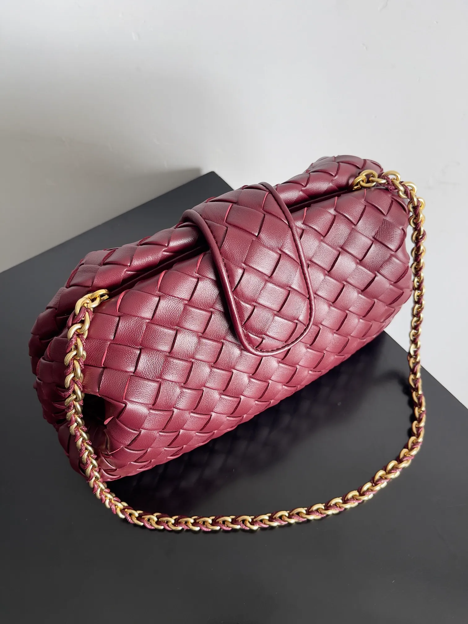 Batch 2260 BOTTEGA VENETA Lady's LAUREN CLUTCH Chain Clutch was inspired by 40 years ago. It is a perfect fusion of classic and modern bags. It is effortless and fashionable for any occasion and at any time. The newly added detachable metal chain allows people to have more ways to carry it. It is grand and elegant. Style No.: 785807 Size: 31.5*16.5*11cm